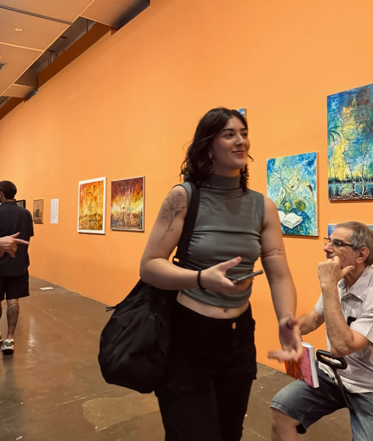 Laís visitando uma exposição na Bienal de São Paulo