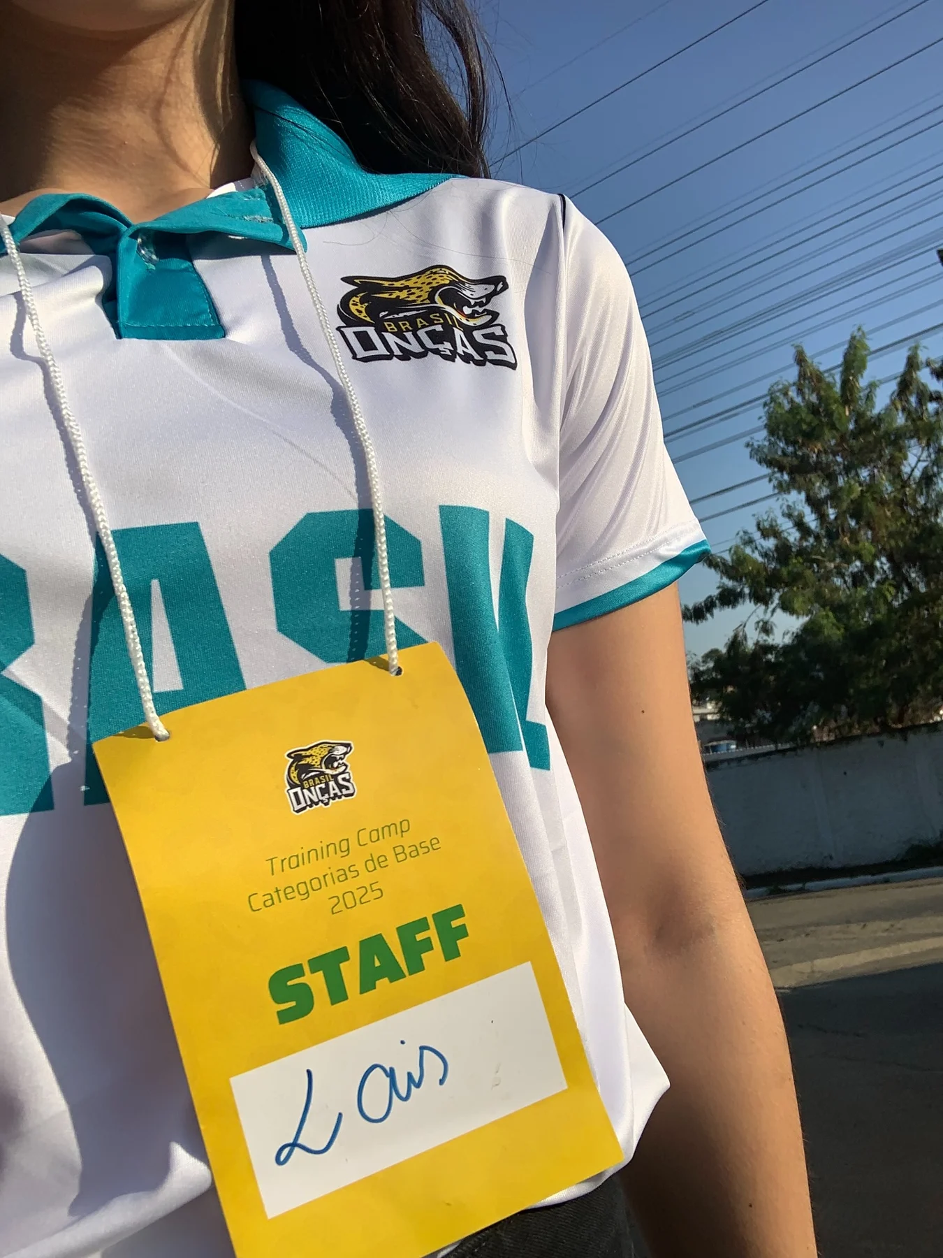 Uniforme Brasil Onças e credencial de staff com o nome Laís no Training Camp